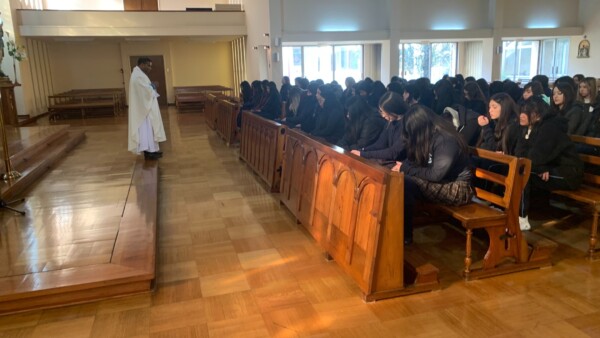 Ayer con mucha Alegría celebramos en fraternidad la eucaristía con los II medios.“El señor hace todo bien; a Él debemos alabar y bendecir en todo tiempo, andando con alegría nuestro camino, 

!Aleluya! 

“El Santísimo Sacramento es mi vida, mi felicidad” Madre Paulina.