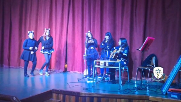 La Educación Musical en la Educación Parvularia es fundamental para el
desarrollo integral de niños y niñas. La música ayuda a desarrollar habilidades
cognitivas, emocionales, sociales y motoras; además es una herramienta para fomentar la creatividad, la imaginación y la motivación por el aprendizaje.Presentación Actividad Educativa Contexto Real, Educación Preescolar Kinder en Colegio Patrocinio San José, comuna de Providencia. 

"Cuentos Musicalizados, creados por nuestras estudiantes" en la asignatura Expresión Musical en los Párvulos. 

¡Felicitaciones 3A y 3B!