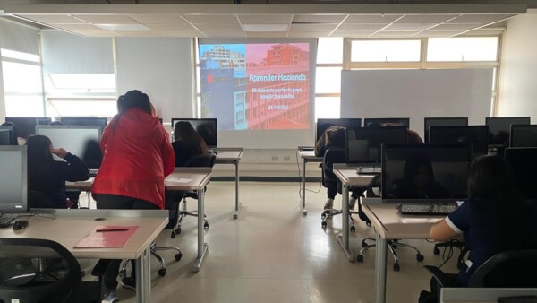 Salida de pedagógica de orientación vocacional de nuestros Cuartos medios de especialidad Atención de Párvulos. Visita a INACAP, sede Ñuñoa.