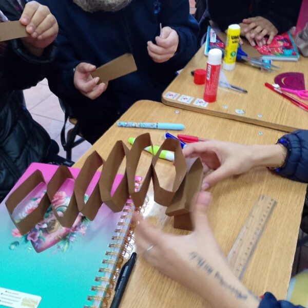 Actividad del Mes del Diálogo: "La torre de Papel"Durante la semana pasada, las estudiantes de nuestro Liceo, realizaron esta entretenida actividad en clases, la que les presentó un desafío que debieron resolver trabajando en equipos.

Este ejercicio grupal, les permitió reflexionar sobre la importancia del Diálogo, y como la escucha activa y la comunicación efectiva, pueden ayudar a resolver los conflictos.